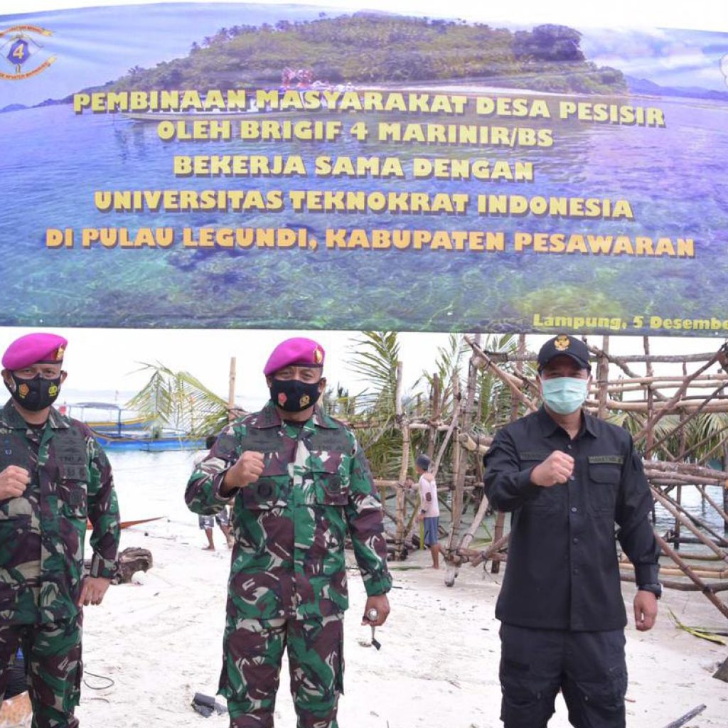 Brigif 4 Marinir bersama Universitas Teknokrat Indonesia Bina Desa Pesisir Lampung